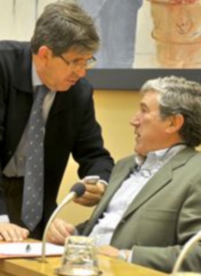 Postigo (PP) conversa con Peñalosa (IU)