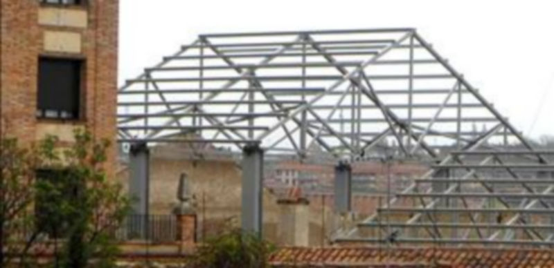 La ejecución del nuevo proyecto supondrá la retirada de las cerchas metálicas que existen en el solar desde 2006. /Kamarero