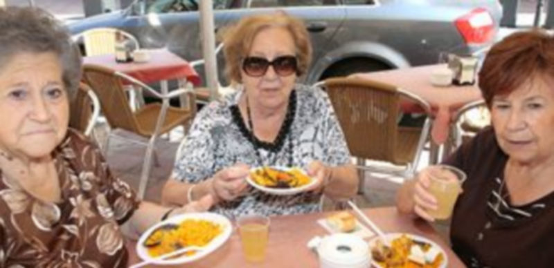 Los vecinos del barrio de Santa Eulalia disfrutaron de paella en compañía de amigos. / Lara Mazagatos