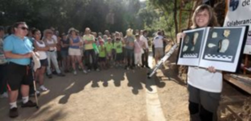 El grupo de participantes de la jornada de puertas abiertas de ayer durante las explicaciones de una de las guías. / L.M.