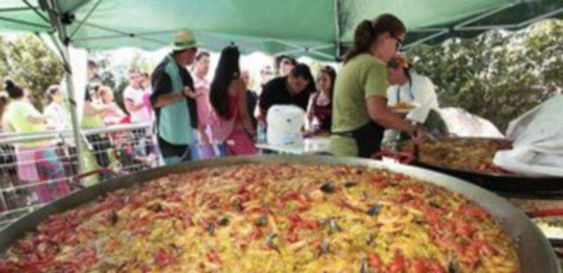 Los peñistas hacían cola para tomar un plato de la gran paellada celebrada en la alamedilla del barrio. / Lara Mazagatos