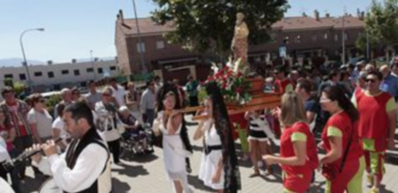 La tradicional música de dulzaina y tamboril amenizó la procesión de ayer en honor a San Mateo. / Lara Mazagatos