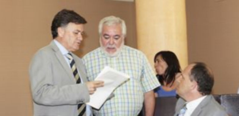 Francisco Vázquez conversa antes del pleno con los diputados del PSOE