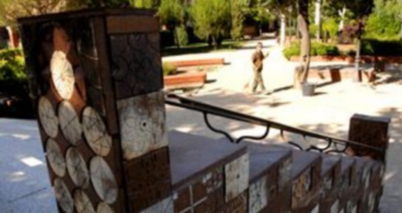 La nueva barandilla está en línea con los murales cerámicos que hay en el interior del jardín desde 1995.