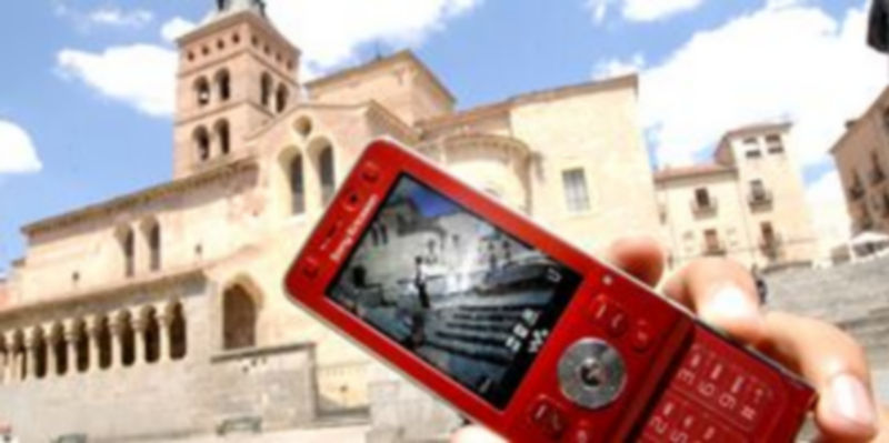 Los teléfonos móviles fueron ayer utilizados también como cámaras fotográficas. / A. BENAVENTE