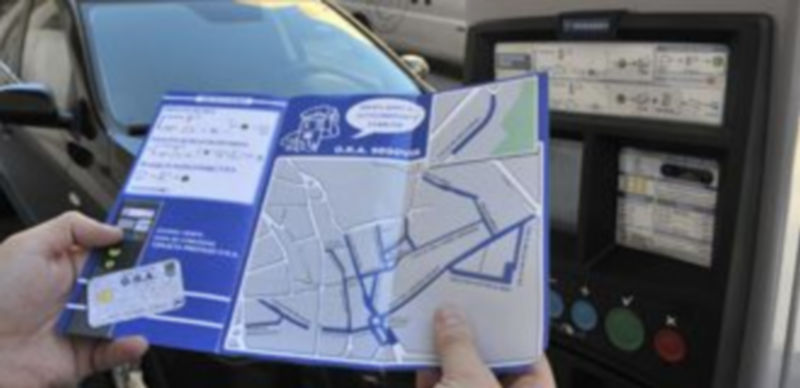 El folleto incluye un mapa con las vías que se incorporan a la zona azul. / A. B.
