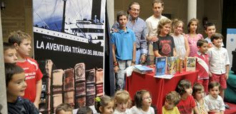 Numerosos niños acudieron a la primera representación en el Patio de las Columnas. / Alberto Benavente
