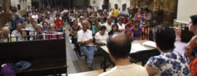 Los voluntarios llenaron la iglesia de San Clemente para participar en la reunión preparatoria. /Diego de Miguel