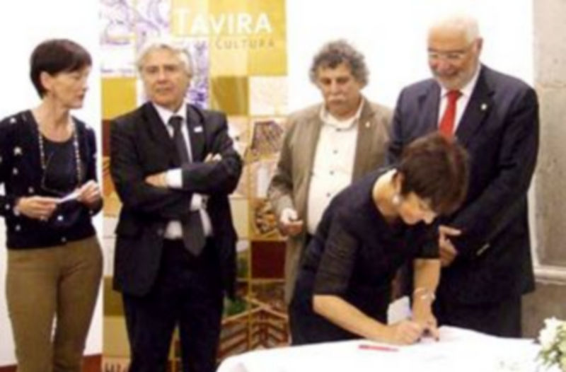 Claudia de Santos firma el compromiso segoviano en Tavira. / E.A.