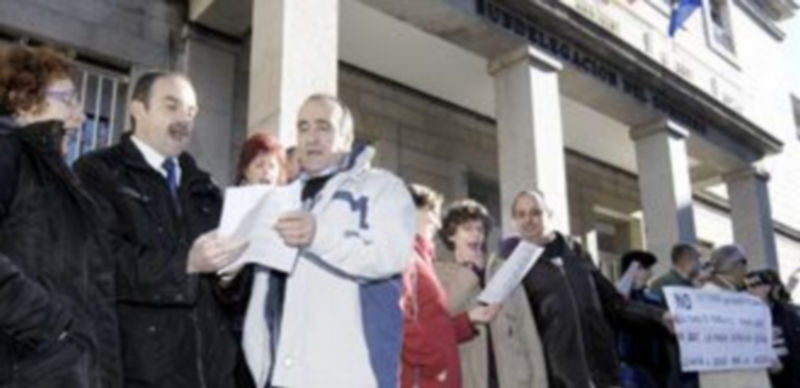 Un momento de la protesta celebrada ayer en la Subdelegación del Gobierno. / Alberto Benavente