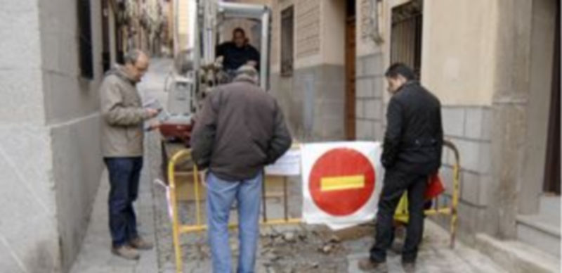 El tráfico por la calle Desamparados quedó cortado ayer y así permanecerá durante unos meses. / Alberto Benavente