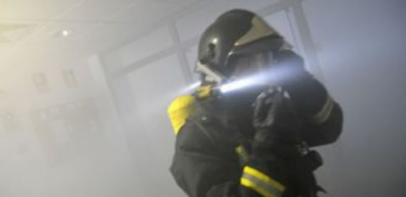 Una intensa humareda creada para el ejercicio dificultó el trabajo de los bomberos. / Alberto Benavente.