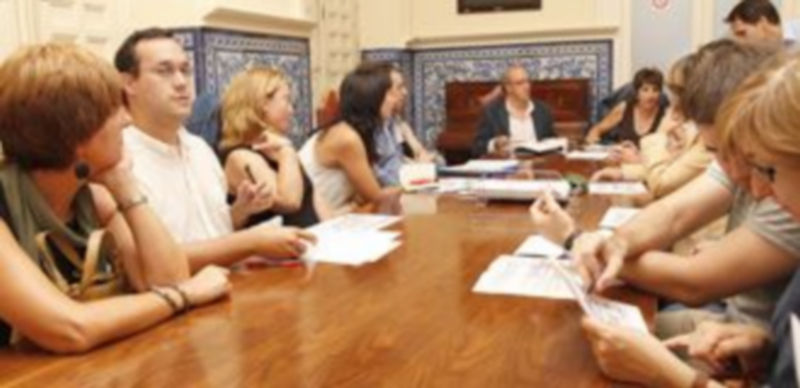 Un momento de la reunión mantenida ayer en el Ayuntamiento. / D. de Miguel.