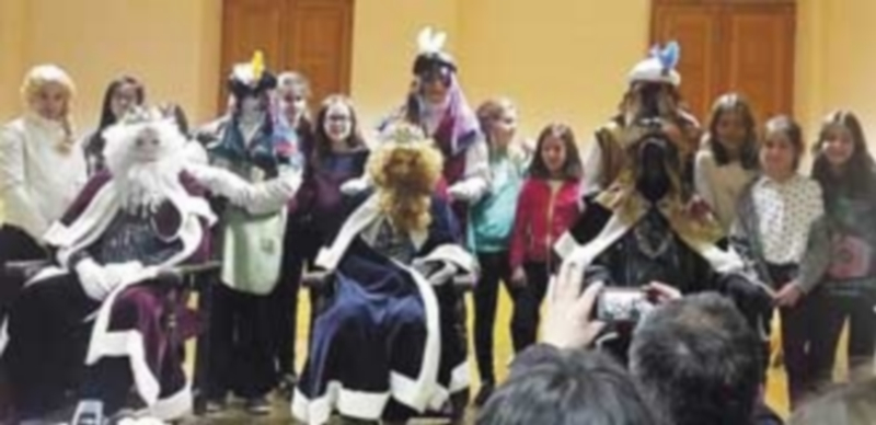 Muchos niños se quisieron fotografiar con loa Reyes Magos en Cabezuela. / El Adelantado