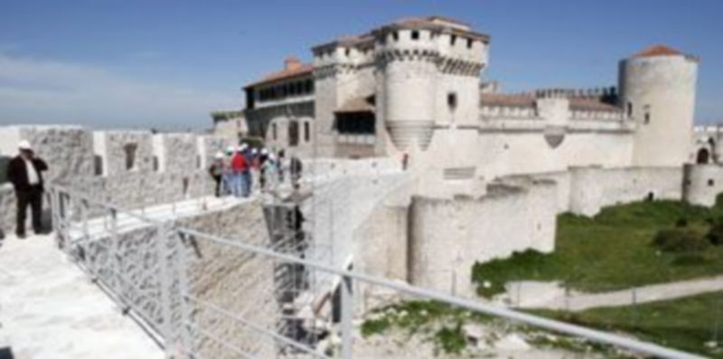 Paso de ronda entre el Castillo y la torre de Santiago al que se accederá a través de una estructura que ya se encuentra instalada en la explanada del ferial. /GABRIEL GÓMEZ