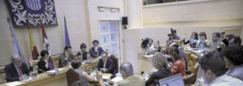 El PP puede obtener mayoría absoluta en la capital 1 Imagen de archivo que recoge el momento de una votación en el pleno del Ayuntamiento de Segovia. / Kamarero
