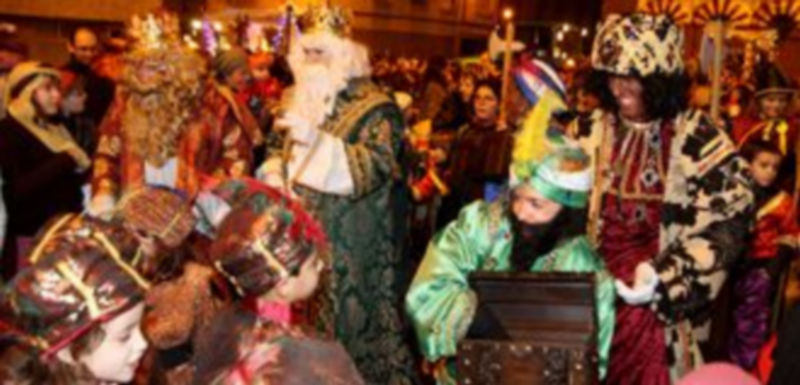 Centenares de personas esperaron la llegada de los Magos de Oriente  en los belenes vivientes y en las calles de la villa./Gabriel Gómez