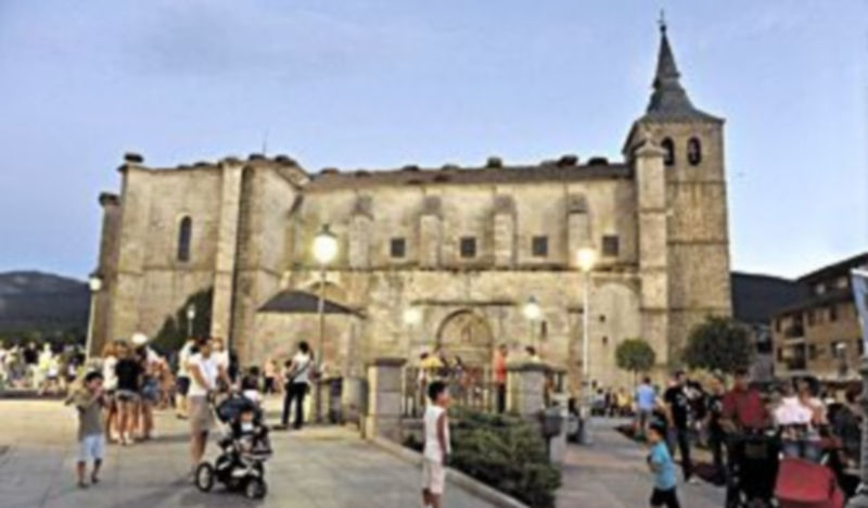 Animada escena ante la iglesia parroquial de San Eutropio