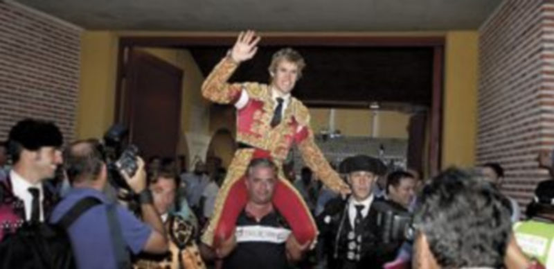 Javier Jiménez logró salir en hombros de la plaza tras obtener dos orejas. / Enrique Madroño