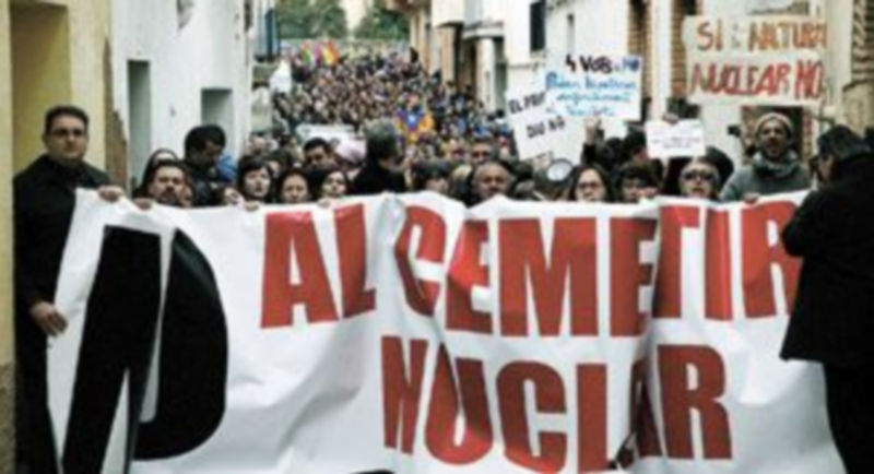 Vista general de la manifestación por las calles del pueblo de Ascó