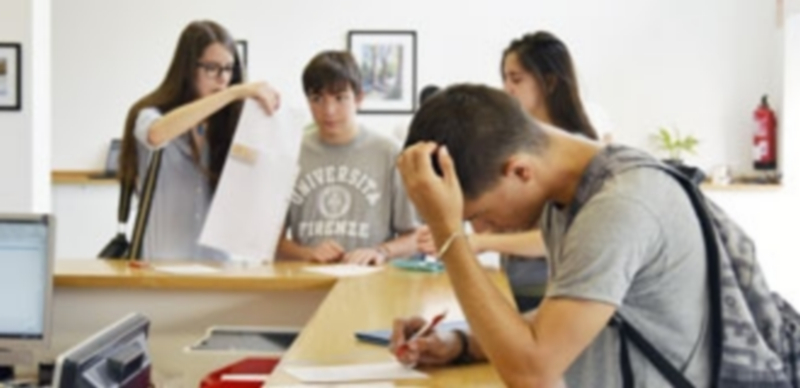 Los estudiantes de la Universidad de Valladolid completan estos días los trámites y preparativos del nuevo curso. /cristina Yusta