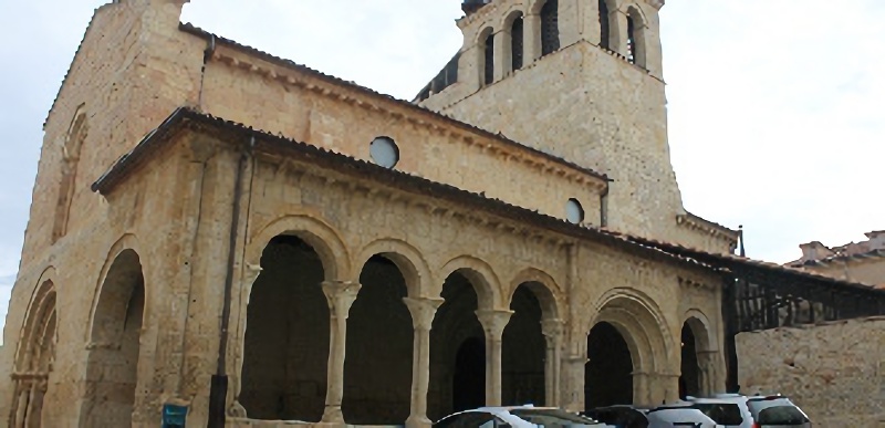 El entorno de la iglesia de la Trinidad es uno de los que Izquierda Unida quiere ver libres de vehículos estacionados. / E. A.