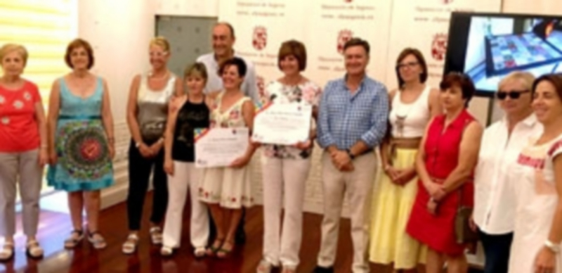 La Diputación entrega los premios de las Aulas de Manualidades 1 María Pilar García Casado (centro)