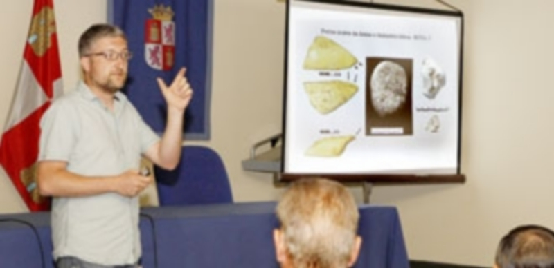 David Álvarez-Alonso impartió una ponencia sobre los últimos descubrimientos realizados en el yacimiento. / Nerea Llorente