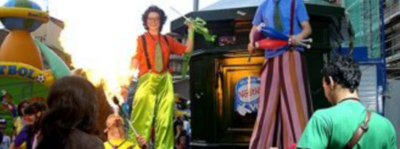 La compañía Teatro Tropiezo ofreció ayer un espectáculo infantil en la zona de José Zorrilla. / Cris Muro de Zaro