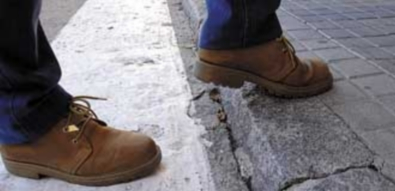 Los bordillos de las aceras son algunos de los elementos donde se puede mejorar en accesibilidad. / Juan Martín