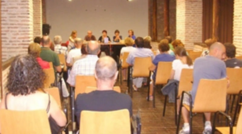 Un momento de la reunión celebrada en La Alhóndiga y dirigida a los vecinos del barrio de Canonjías. / El Adelantado