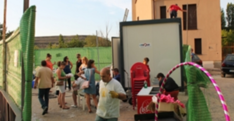 Las peñas del Barrio de San Lorenzo ultiman los preparativos y ponen a punto los diferentes locales. / Fran Muñoz