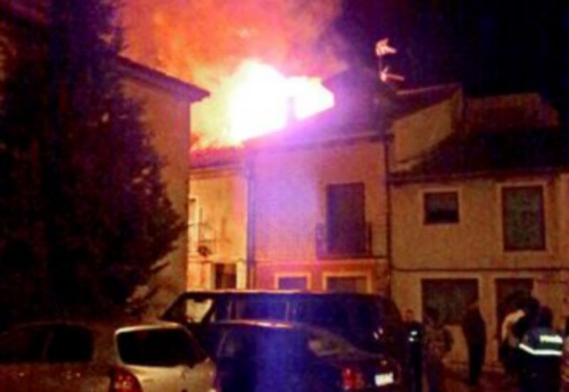 Imagen del momento en el que el fuego sobrepasaba el tejado de la vivienda. / El Adelantado