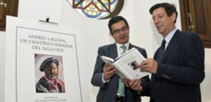 El legado de Andrés Laguna 1 Rafael Cantalejo lee detenidamente algunos pasajes del libro junto a José Antonio Sacristán. / Lara Mazagatos