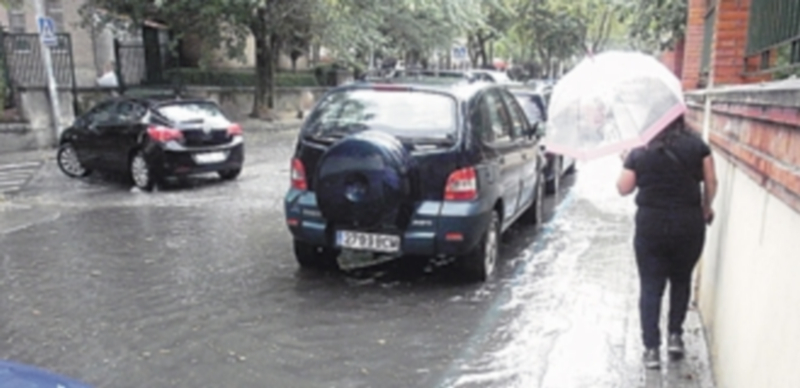 Una importante balsa de agua se acumulaba en la confluencia de las calles Morillo y Antonio Machado. / M. Galindo