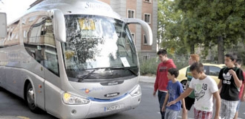 Muchos son los estudiantes de la provincia que cada día tienen que viajar en autobús para llegar al instituto en el que cursan sus estudios. / JUAN MARTÍN