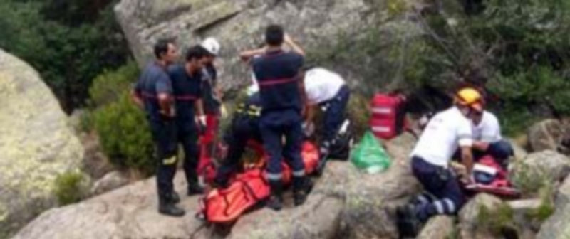 La muerte del joven Javier Aragoneses causa una profunda consternación 1 Momento del rescate del joven segoviano por los servicios de emergencia movilizados. / El Adelantado
