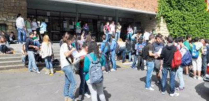 El instituto Andrés Laguna es uno de los pocos casos donde se han presentado varios candidatos. / Alberto Benavente