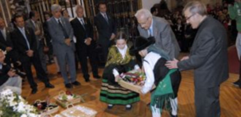 Los sexmeros depositaron las flores y los frutos ante la Virgen de la Fuencisla acompañados por niños de los distintos sexmos. / ALBERTO BENAVENTE