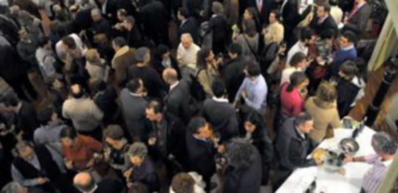 El público asistente a la inauguración de las jornadas abarrotó el interior del Teatro Juan Bravo. / Alberto Benavente