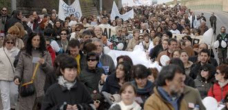 Imagen de la manifestación de la Marea Blanca de Segovia a su paso por la calle ‘3 de Abril’. / Alberto Benavente