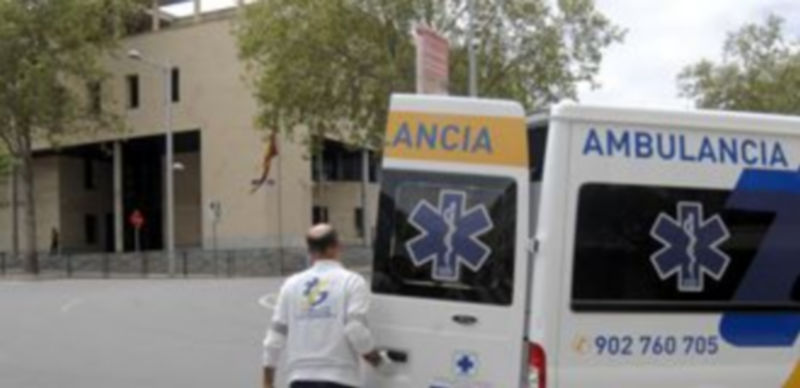 Una ambulancia permanecía frente a la Comisaría de Policía el pasado martes poco después del altercado. / A. Benavente