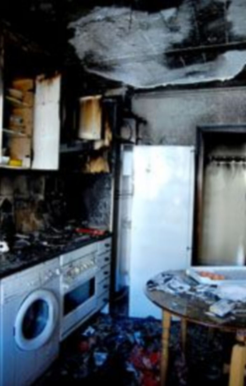 Estado en el que quedó la cocina donde empezó el incendio. /A. BENAVENTE