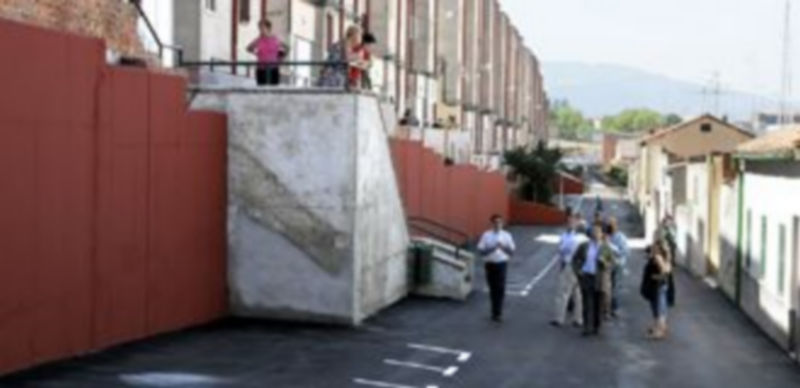 La eliminación de los parterres existentes en la calle han permitido crear cerca de 70 aparcamientos