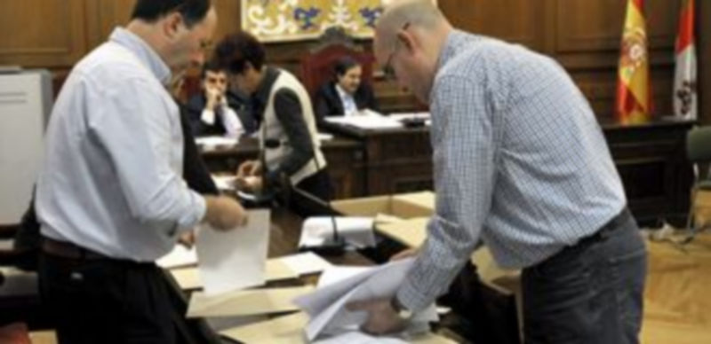 Un momento del escrutinio celebrado ayer por la Junta Electoral Provincial en la Audiencia. / Alberto Benavente.