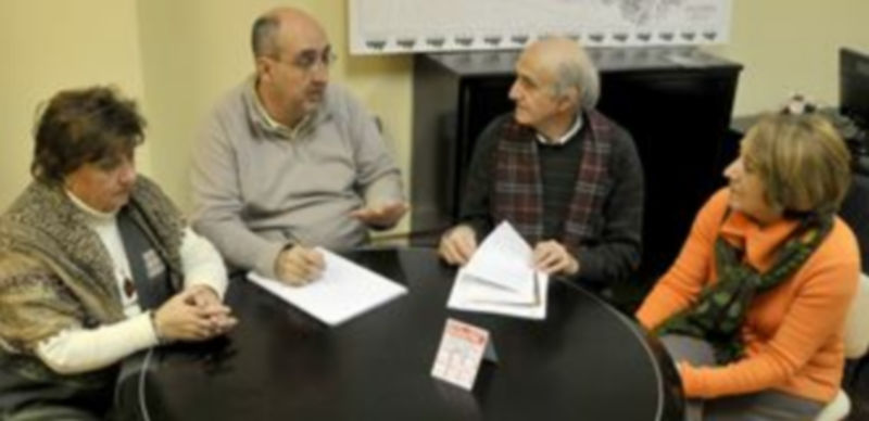 La junta directiva de AVRAS se reunió la tarde-noche del pasado martes para estudiar medidas a adoptar.  / A. Benavente.