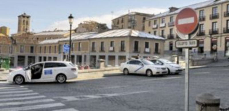 Parada de taxis junto al Acueducto