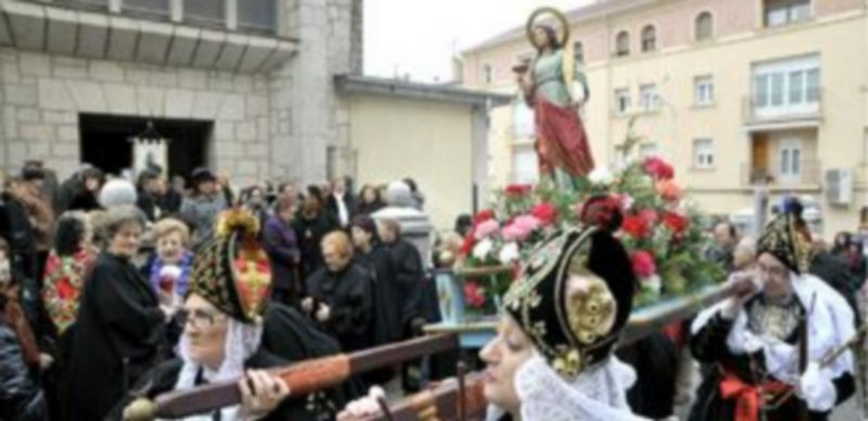 Las mayordomas y alcaldesas del barrio de San José pasearon en procesión la imagen de Santa Águeda por las calles. / Alberto Benavente