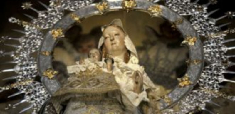 La imagen de la Virgen de la Fuencisla luce desde ayer de nuevo la mano del Niño que le fue repuesta por técnicos del Centro de Restauración de Simancas./ A. Benavente