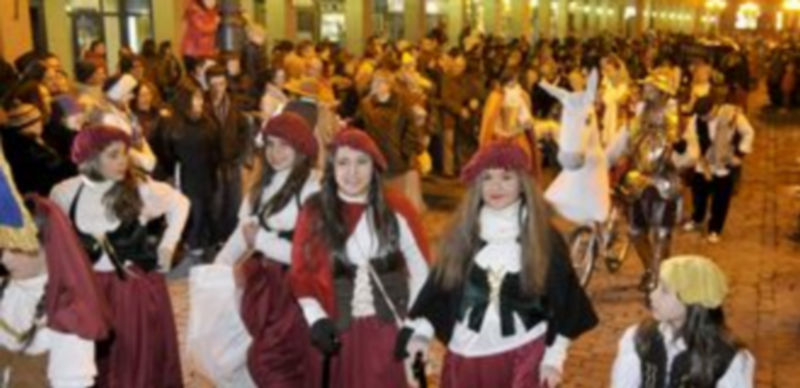 “Don Quijote de la Mancha” inspiró los disfraces de la comparsa “El Tudel”. / Alberto Benavente